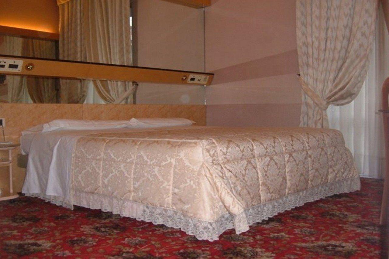 Hotel Roma Чезано-Босконе Экстерьер фото